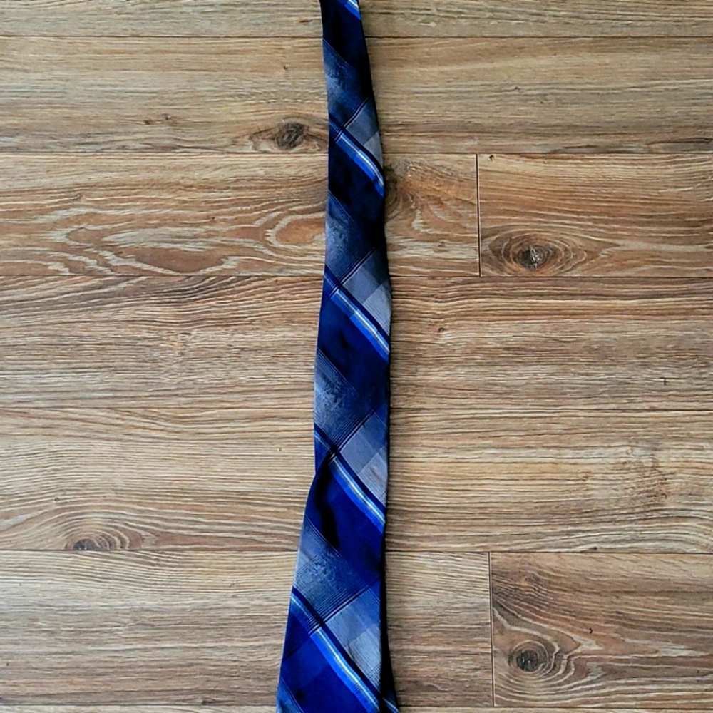 Van Heusen tie 100% silk